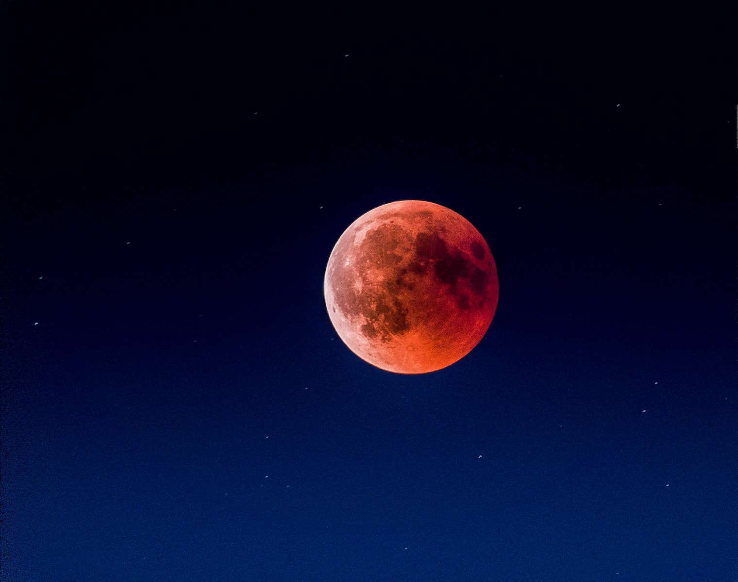 blood moon at night time, der vollmond